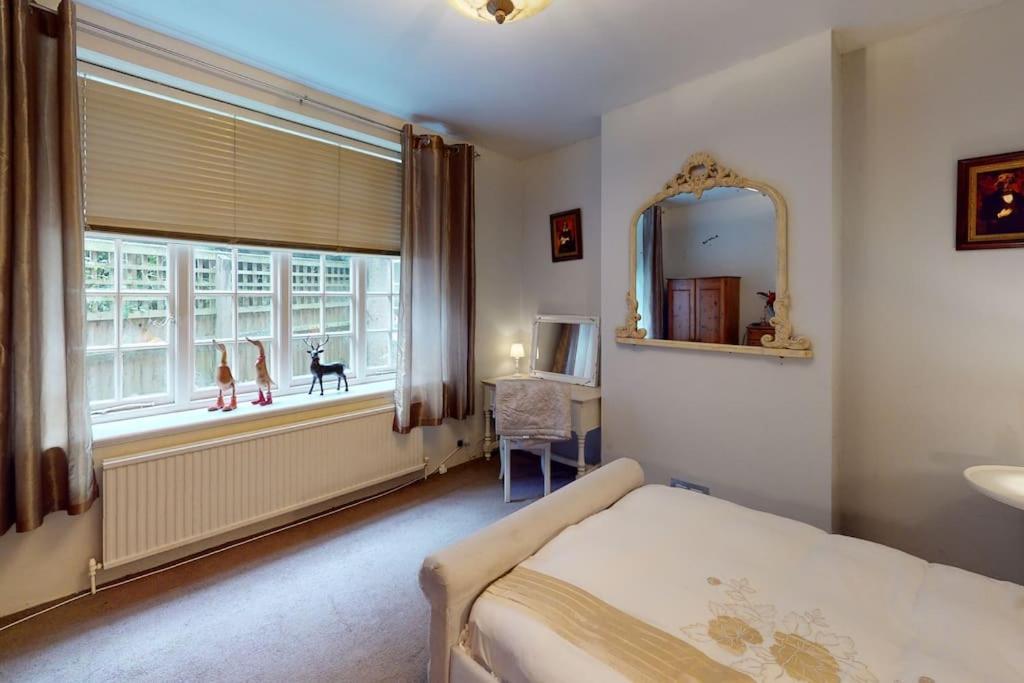 Spacious One Bedroom Flat West Hoathley Exterior photo