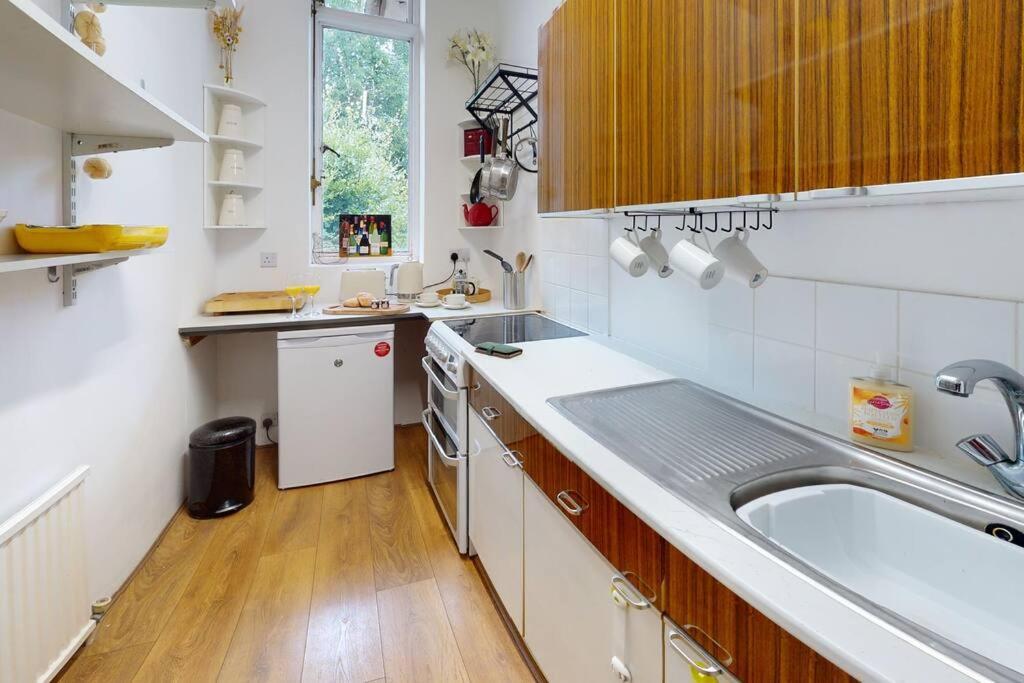 Spacious One Bedroom Flat West Hoathley Exterior photo